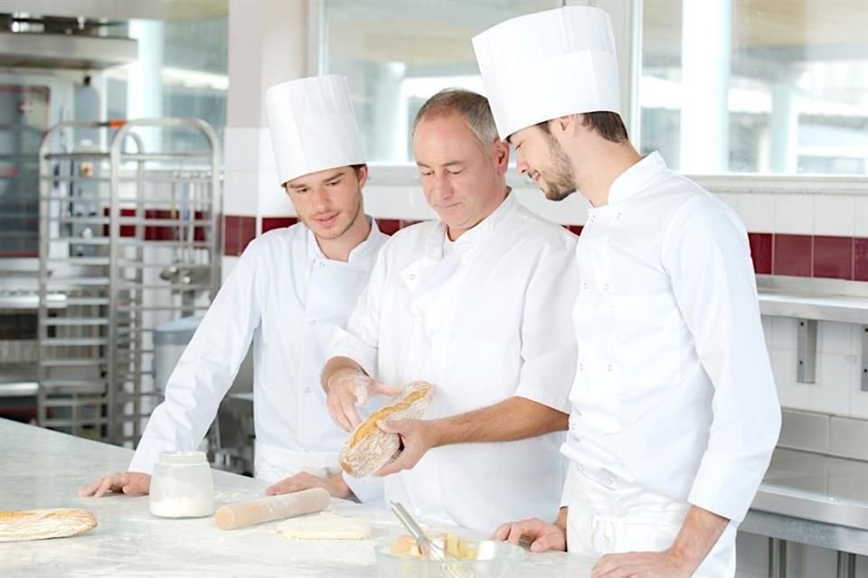 La educación debe ser integral, después de las bases culinarias, tienen que aprender administración.