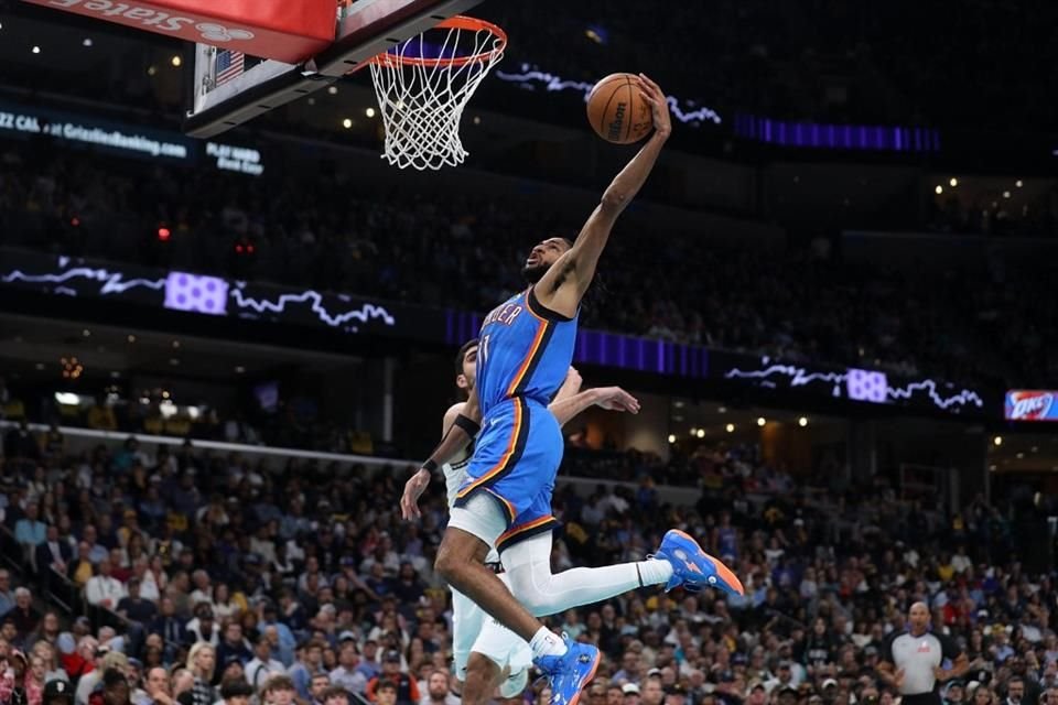 Isaiah Joe con la clavada en el triunfo de Oklahoma.
