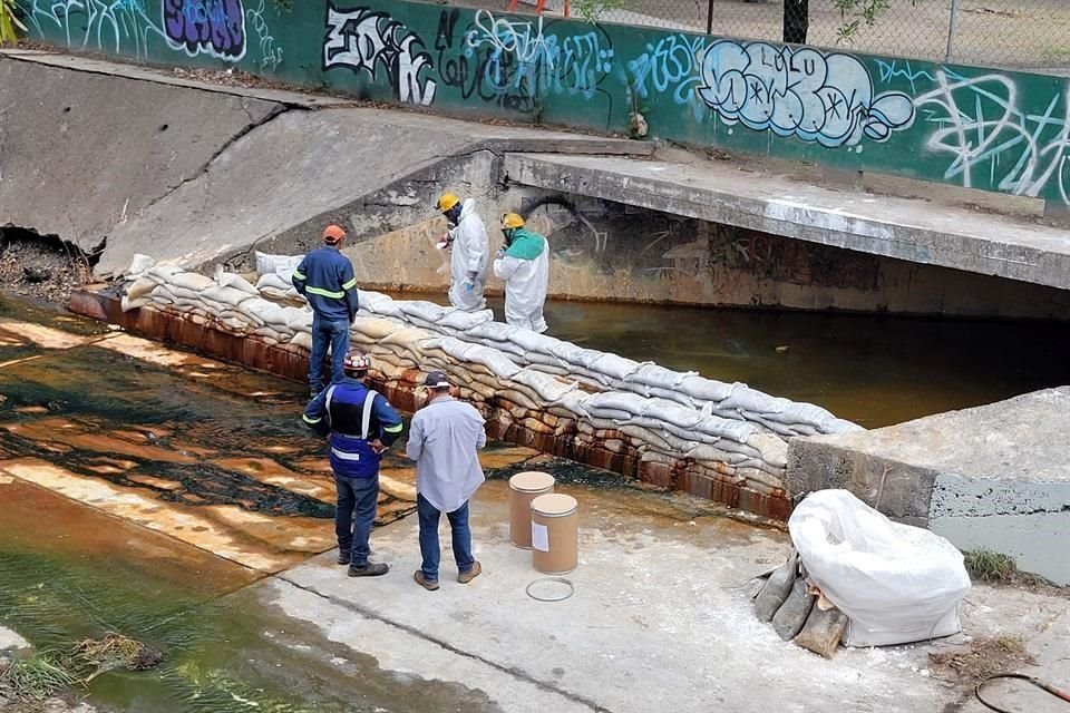 El derrame salió de un pluvial a la altura de la Av. Conductores, en Guadalupe.