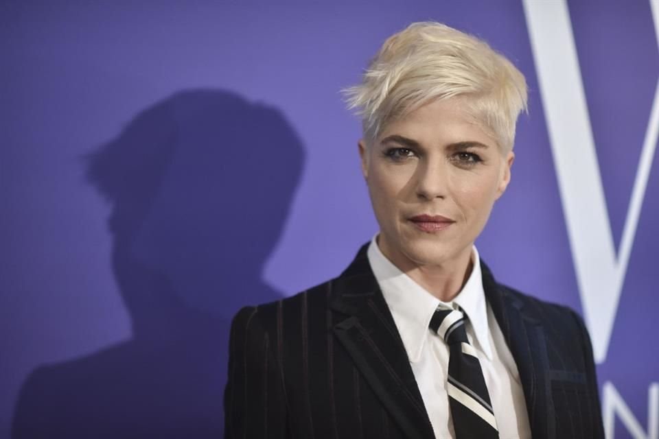 Selma Blair reveló que está en remisión de su esclerosis múltiple y se siente 'increíblemente bien', con nuevos proyectos profesionales.