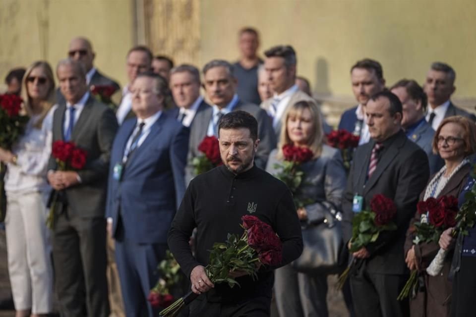 El Presidente Volodymyr Zelensky durante un acto conmemorativo tras un ataque ruso en Kiev, el 25 de abril del 2025.