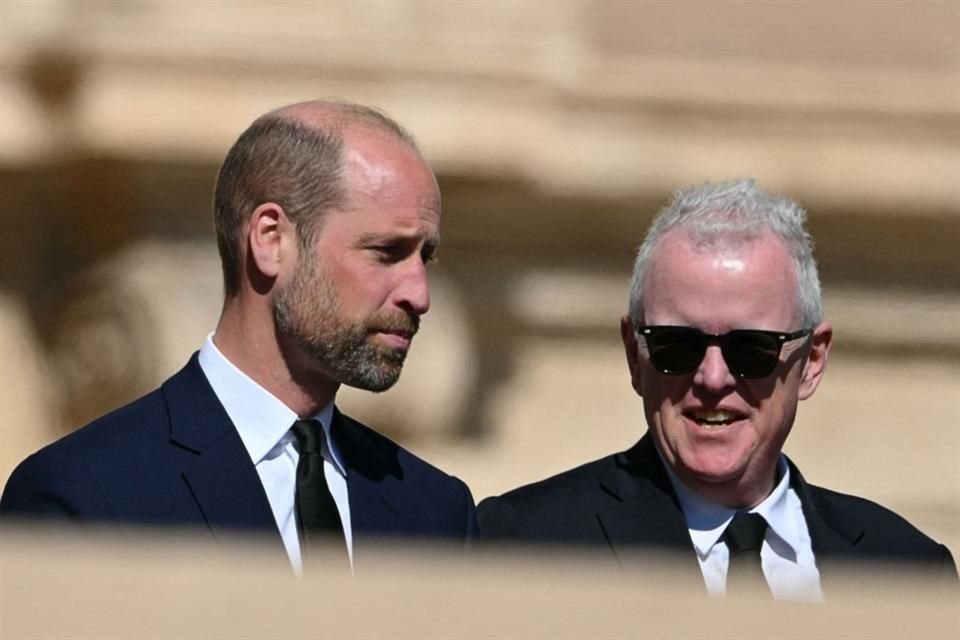El Príncipe Guillermo vistió un traje azul y corbata negra para el funeral del Papa Francisco.