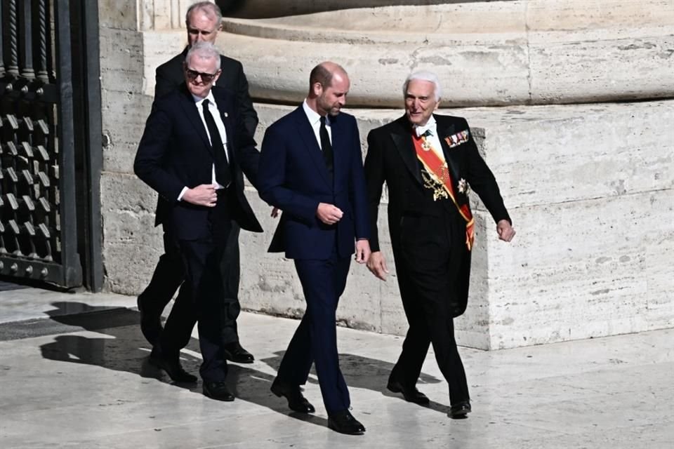 La presencia de Guillermo, quien no conoció personalmente al Papa Francisco, se alinea con la tradición moderna de Reino Unido.