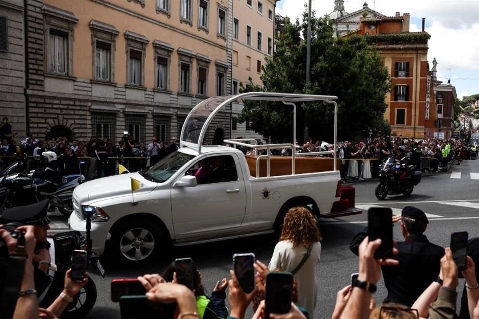 El vehículo que trasladó los restos del Papa Francisco por las calles de Roma fue un regalo de México al Vaticano.