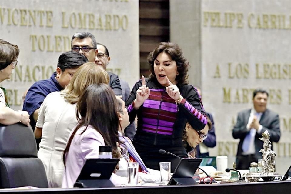 La Oposición critica a la aplanadora morenista e incluso, en algunos casos, advierte la violación flagrante al proceso legislativo.