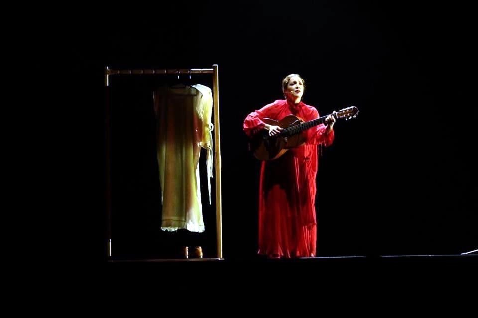 Natalia Lafourcade embarca a su público anoche en un entrañable viaje musical.