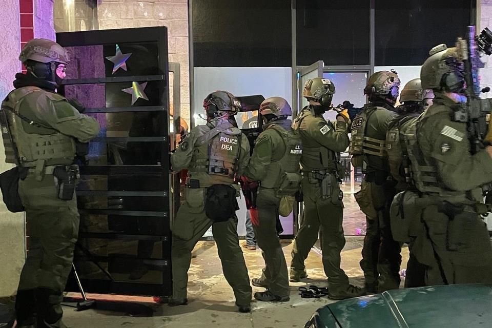 Más de 100 migrantes fueron detenidos en un club nocturno clandestino por autoridades de la Administración de Control de Drogas.