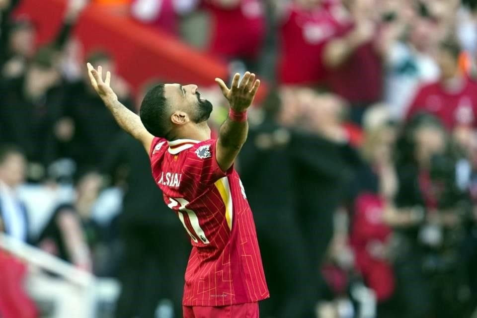 Mohamed Salah no podía perderse la fiesta en Anfield. El egipcio marcó el cuarto tanto de su equipo.