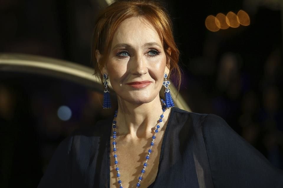 J.K. Rowling había criticado al actor anteriormente, después de que este, durante los Premios LGBT británicos, dijera que la líder conservadora Kemi Badenoch debería 'callarse'.