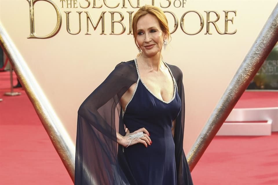 J. K. Rowling celebró el fallo del Tribunal Supremo del Reino Unido que establece que las mujeres transgénero no serán reconocidas como mujeres ante la ley.