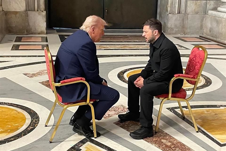 El Presidente Donald Trump se reunió con el Mandatario Volodymyr Zelensky en el Vaticano el 26 de abril del 2025.