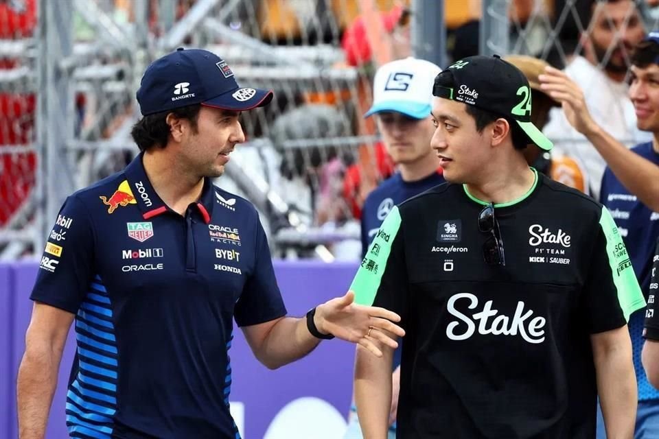Las especulaciones siguen y apuntan a que Sergio Pérez y Zhou Guanyu serán sus pilotos.