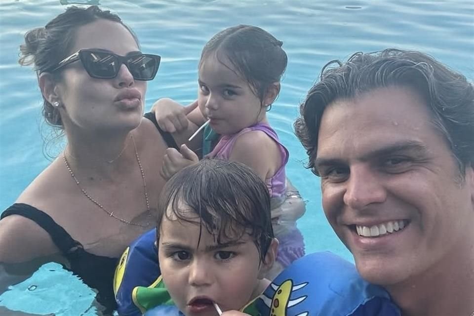 Ximena Navarrete de vacaciones en la playa con su familia.