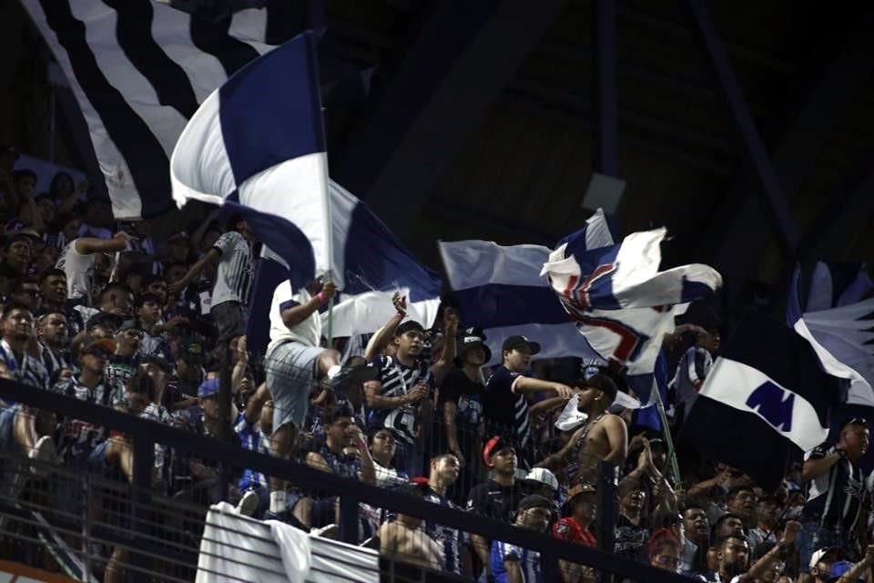 El apoyo desde las alturas del Estadio Monterrey.