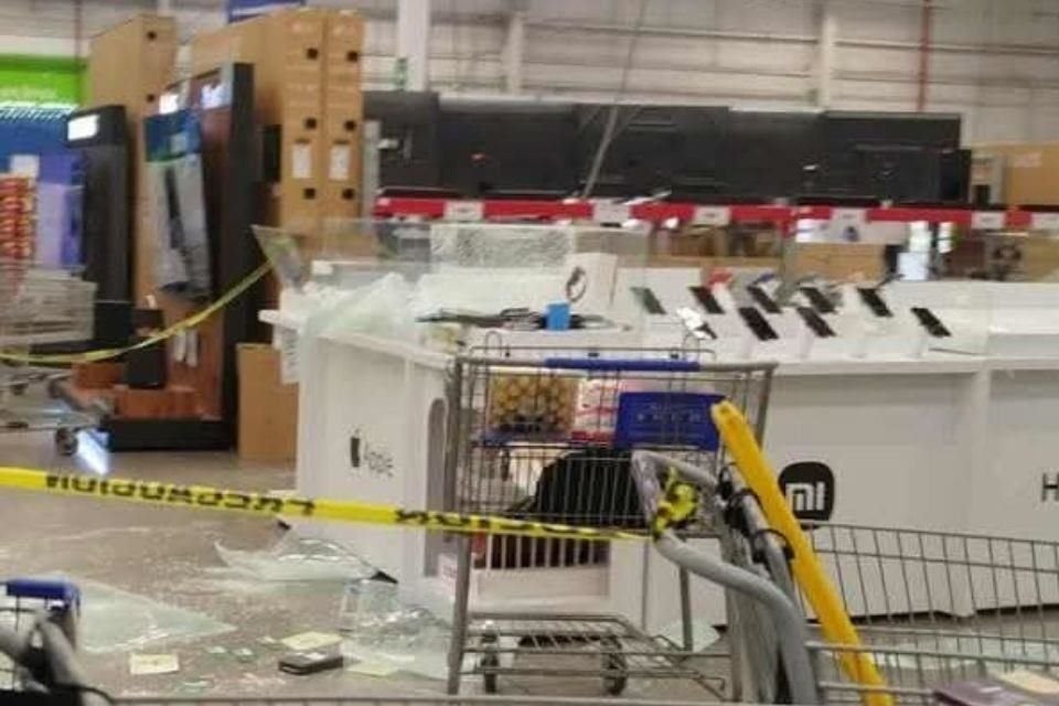 Usuarios reportaron que un grupo armado ingresó a la tienda para robar teléfonos celulares.