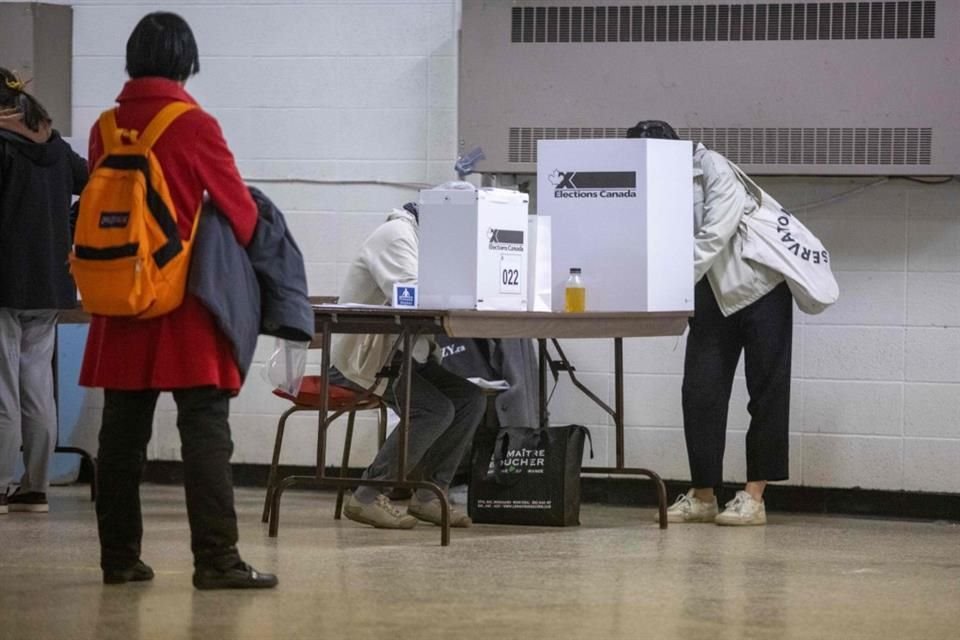 Personas votan en la elección de Canadá, en Montreal, el 28 de abril del 2025.