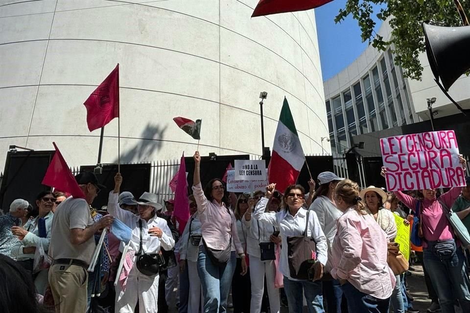 Los manifestantes afuera del Senado exigieron la cancelación de la iniciativa.