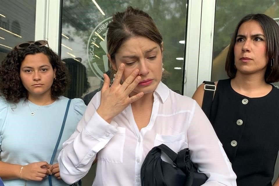 Romina Mircoli llegó entre sollozos a la Fiscalía Especializada en Feminicidios y Delitos Cometidos Contra las Mujeres, en Monterrey