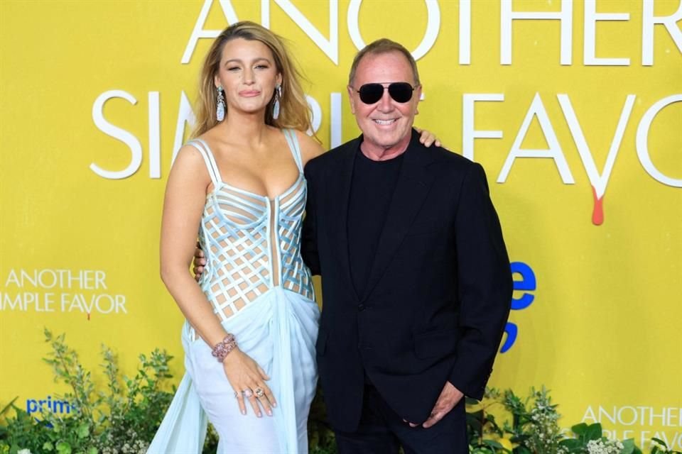 El diseñador Michael Kors posó con la actriz.