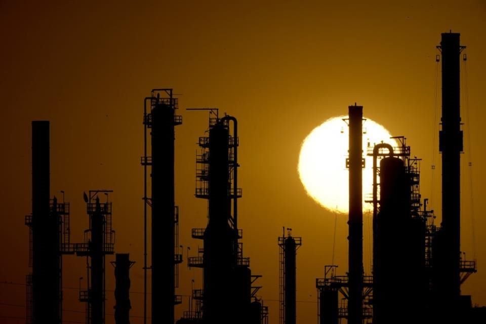 Los futuros del Brent cerraron la semana pasada con un declive superior al 1 por ciento por las preocupaciones sobre el impacto de los aranceles en la economía mundial.