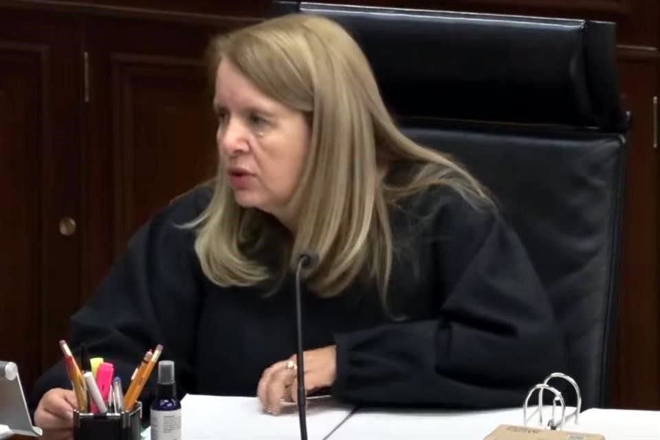 '¿Y qué? ¿Porque me ven en el Au Pied de Couchon ya no estoy en la austeridad?', dijo la Ministra.