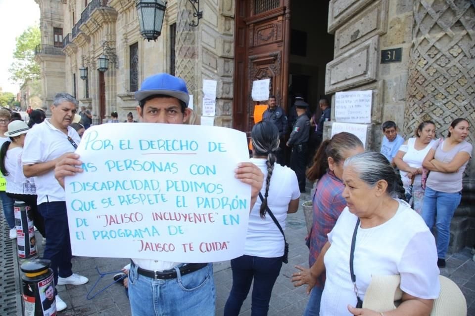 Personas que recibieron apoyos del programa Jalisco Incluyente piden ser integrados al nuevo programa Jalisco te Cuida.