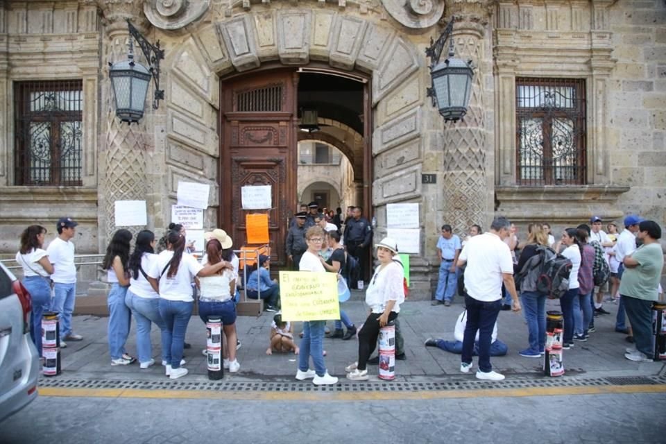 Personas que recibieron apoyos del programa Jalisco Incluyente piden ser integrados al nuevo programa Jalisco te Cuida.