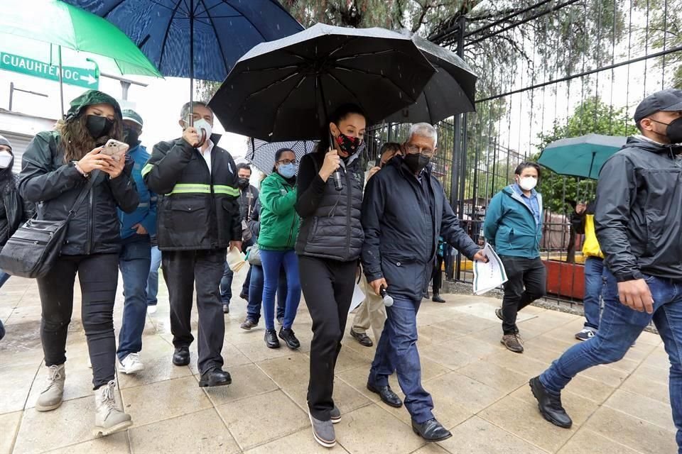 'Se van a instalar en acuerdo con ustedes, nuevo mobiliario para que puedan seguir vendiendo y también a los distintos comerciantes, que también han apoyado', comentó Sheinbaum.