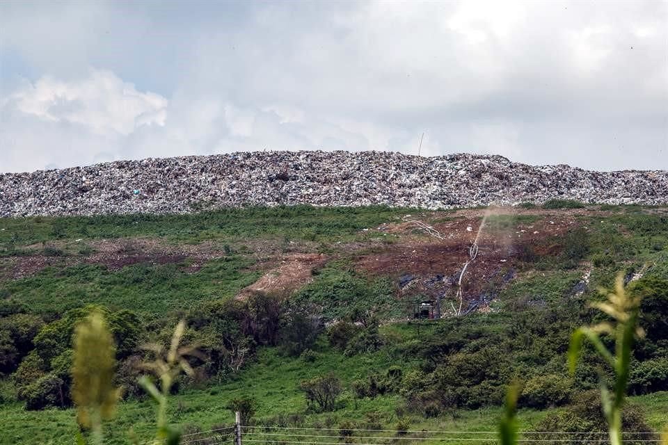 Los elementos gaseosos que emite el relleno sanitario Laureles son metano y dióxido de carbono, producidos por la lenta descomposición de los residuos orgánicos en ausencia de oxígeno.
