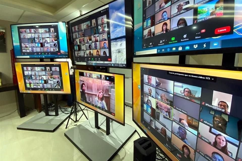 Los maestros cambiaron el pizarrón por una computadora o un celular, y sus alumnos se 'transformaron' en un número telefónico, un correo electrónico o una imagen inquieta en la pantalla.