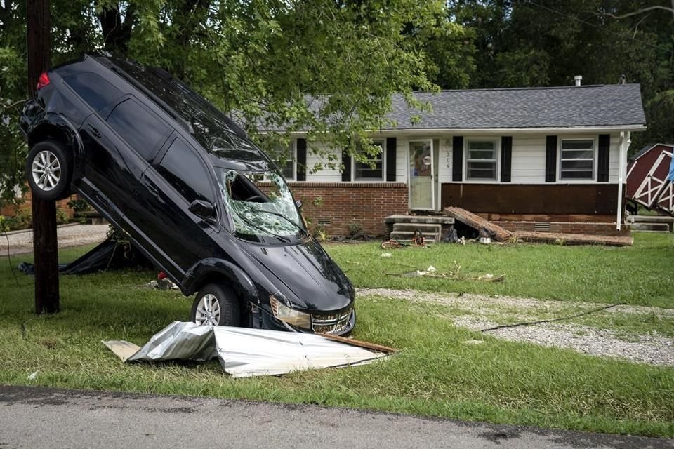 Un auto impactado contra un árbol en Waverly, Tennessee.