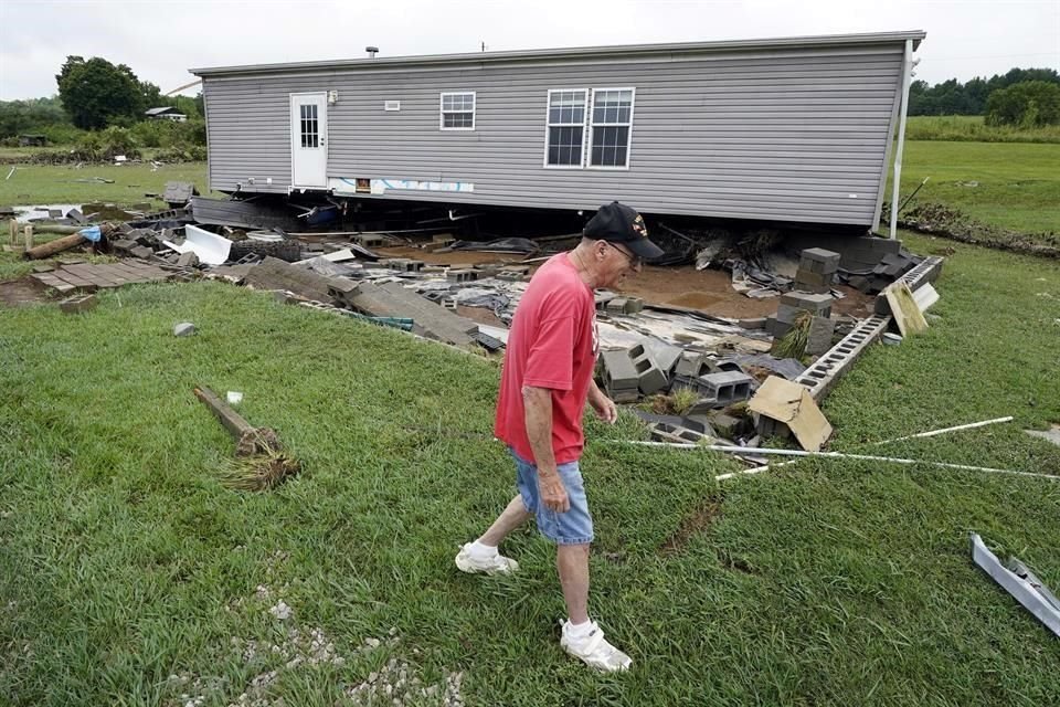 Joe Comuzie, de McEwen, Tennesse, mira los daños que dejaron las crecidas de agua en su casa.
