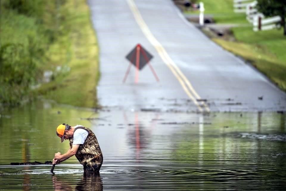 Personal público trabaja en in Dickson, Tennessee, para liberar las inundaciones.