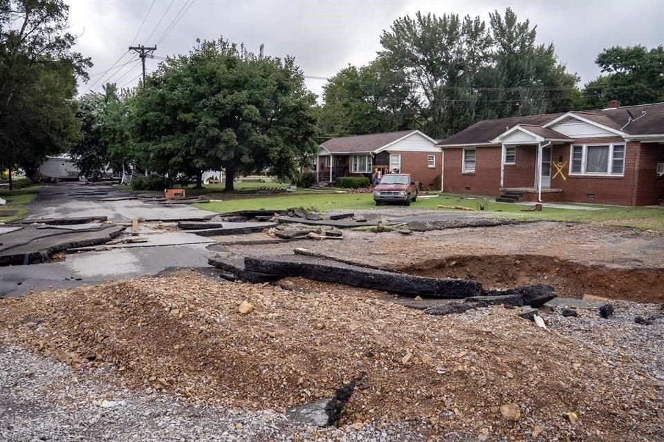 Vista del daño en Waverly, Tennessee, donde las avenidas resultaron afectadas.