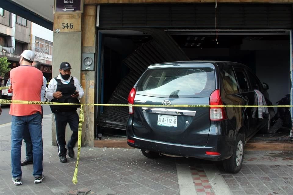 Luego de que un hombre le arrebató su celular, una conductora irrumpió en un local del Centro para dar con él, pero causó daños por $60 mil.