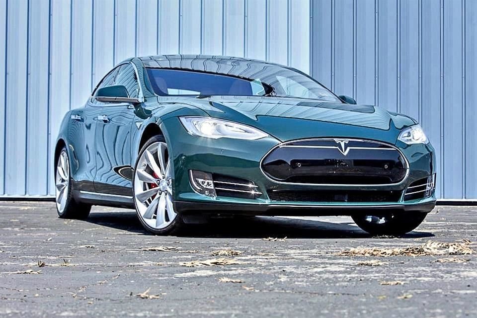 Más de 67 mil dólares fue el precio por su Tesla Model S original de 2015.