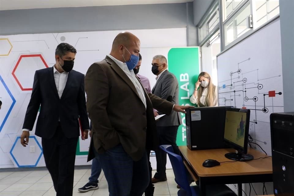 El Gobernador Enrique Alfaro con el Secretario de Educación, Juan Carlos Flores (de negro), en el arranque del ciclo escolar en las instalaciones del CECyTE.