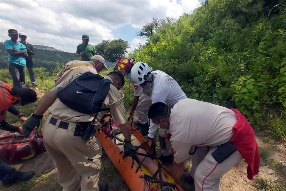 Un paseo en la naturaleza terminó en una noche de terror para una muchacha que paseaba por la Barranca de Huentitan y cayó por un orificio; fue rescatada hasta hoy.