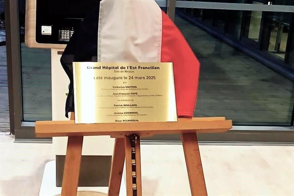 La placa marca las principales personas involucradas en el proyecto.