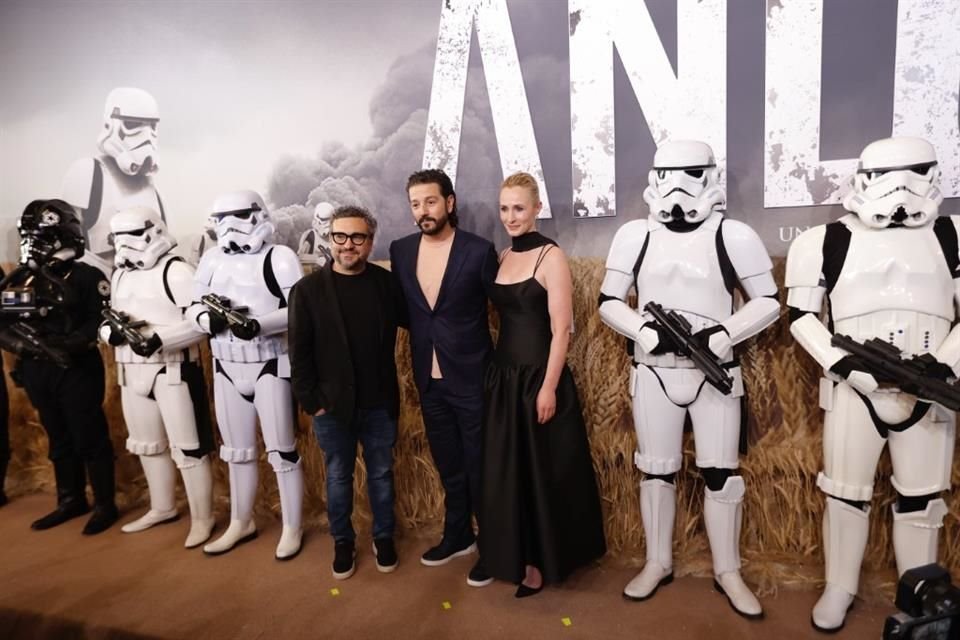 Diego Luna, Genevieve O'Reilly y el productor Alonso Ruizpalacios en el fan event.