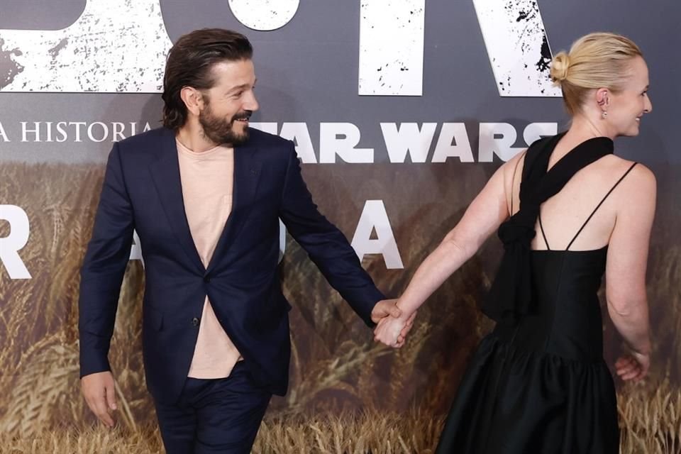 Diego Luna y Genevieve O'Reilly.