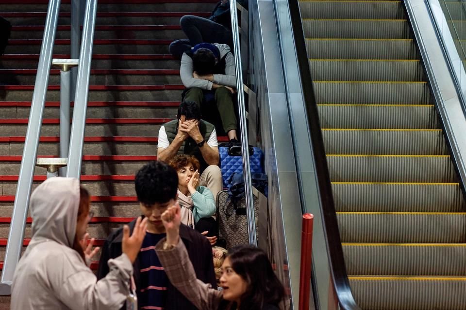 Viajeros quedaron varados en la estación de trenes de Atocha en Madrid.