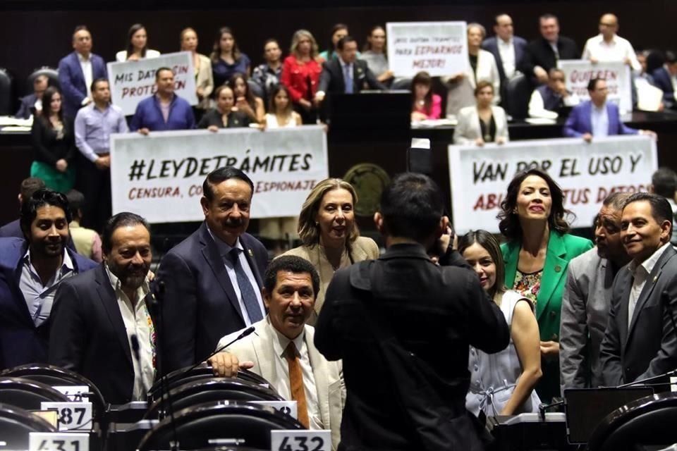 Mientras los panistas protestaban en tribunal, la bancada del PVEM se tomaba una foto grupal.