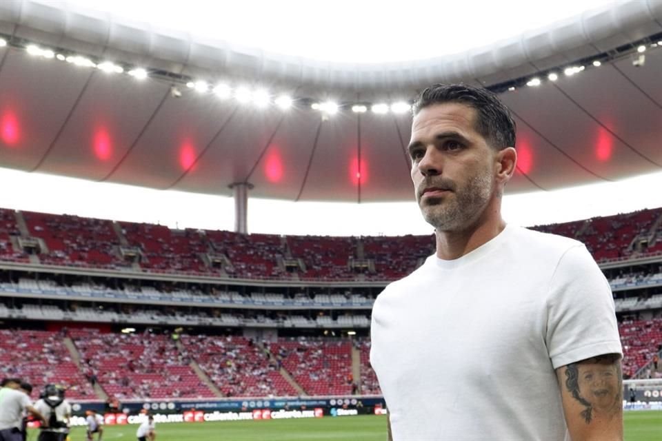 Fernando Gago dejó a Chivas para ir a Boca Juniors y ahora, y seis meses después, el equipo argentino se despide también del DT.