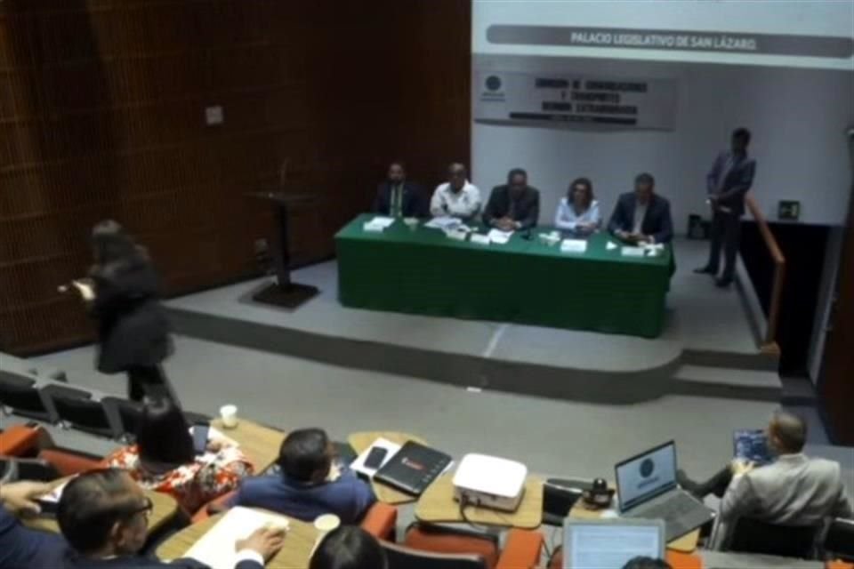 La Comisión de Comunicaciones y Transportes en sesión extraordinaria.