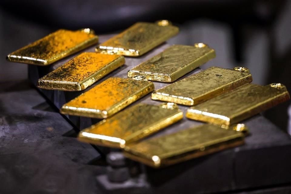 Bancos como Deutsche Bank prevén que el lingote de oro alcance los 3 mil 700 dólares la onza el año que viene.