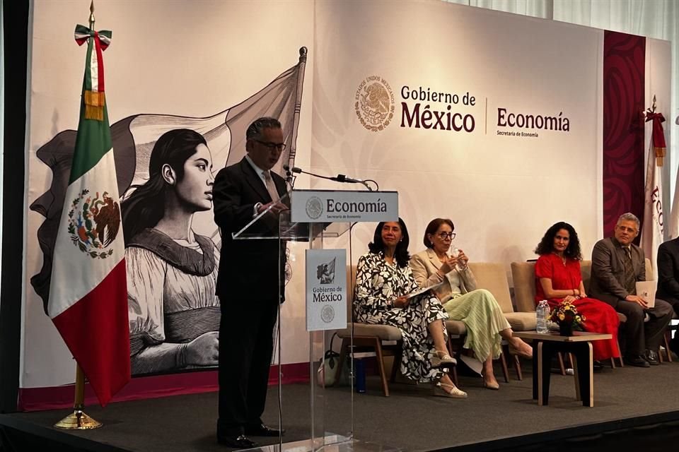 Santiago Nieto, director general del IMPI, en conferencia.