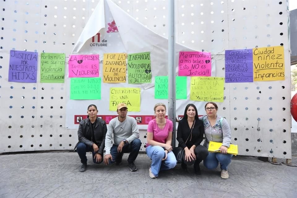 Madres y padres protestaron a fuera de Ciudad Niñez para acusar que sus procesos judiciales se alargan por omisiones de autoridades.
