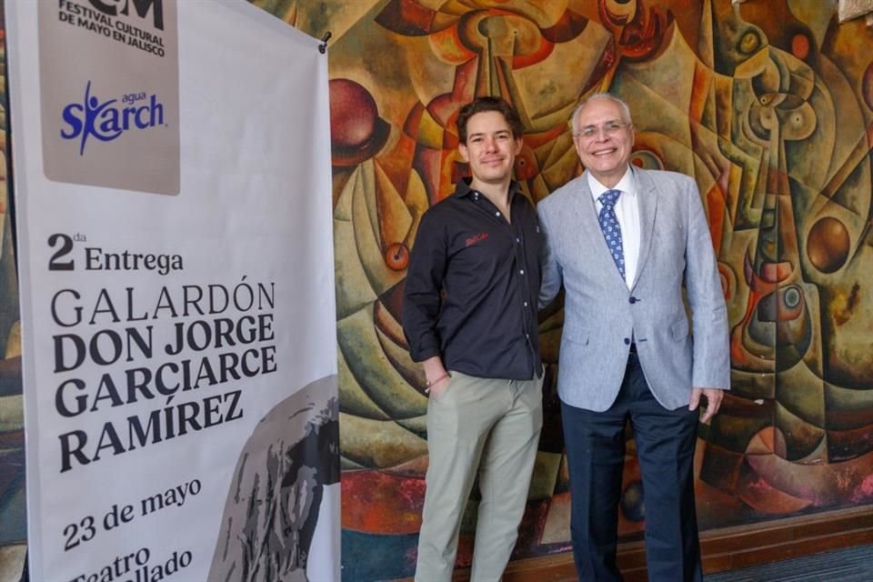 Marcelo Garciarce Dávila, gerente de eventos especiales y marketing de Embotelladora AGA, y Sergio Alejandro Matos, Director General del Festival de Mayo.