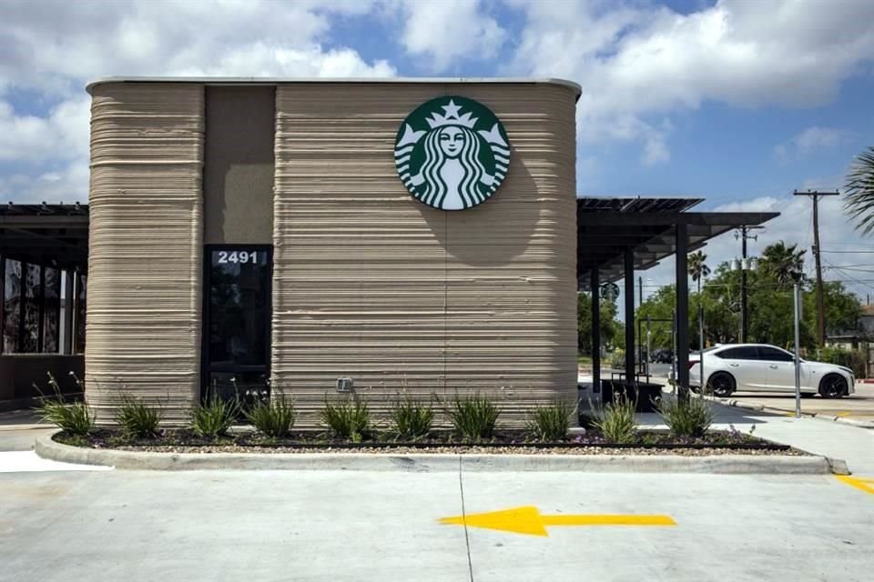 A primera vista, el edificio rectangular compacto con el logotipo de Starbucks parece cualquier otro, pero una mirada cercana revela paredes estriadas que se asemejan a tubos apilados.